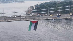 رفع أعلام لدعم فلسطين على جسور البوسفور في إسطنبول