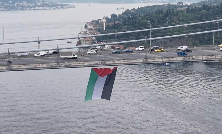 رفع أعلام لدعم فلسطين على جسور البوسفور في إسطنبول