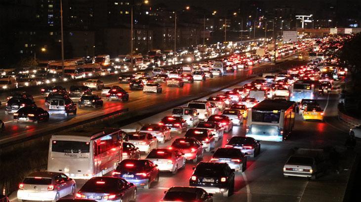 ازدحام مروري خانق في إسطنبول مساءً.