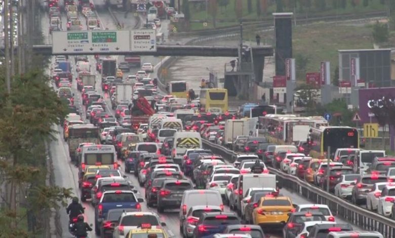 الأمطار الغزيرة تشل حركة المرور في إسطنبول