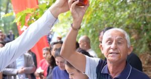 تركي يلتهم كيلو عسل في دقيقتين (فيديو)