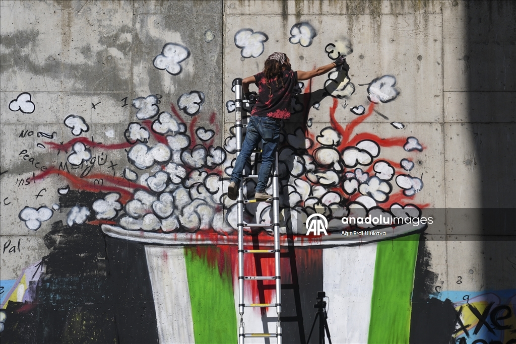 جدارية لفنان في إسطنبول تدين الصمت العالمي على غزة