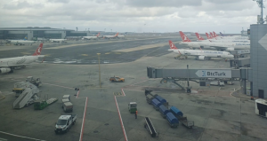 عاصفة إسطنبول تجبر الطائرات على الدوران في الجو